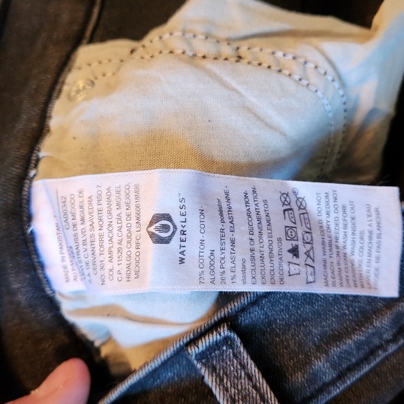 Signature by Levi Heritage Hi-Rise Black Shorts - Picture 5 of 6